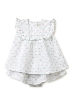 Vestido blanco para bebé con cuello fruncido y mangas cortas, con un estampado de lunares en colores pastel del arcoíris y bombachos a juego debajo.