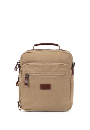 Sac bandoulière en toile beige avec poignées en cuir marron et tirettes de fermeture éclair, avec une poche avant zippée et un patch de marque rectangulaire en cuir.