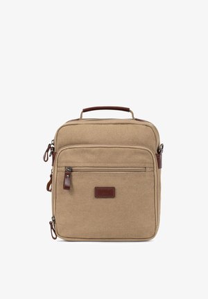 Sac bandoulière en toile beige avec poignées en cuir marron et tirettes de fermeture éclair, avec une poche avant zippée et un patch de marque rectangulaire en cuir.