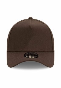 Dunkelbraune verstellbare Baseballmütze mit gebogenem Schirm und gesticktem Paneeldesign, von vorne auf einem weißen Hintergrund betrachtet.