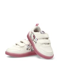 Zapatillas blancas con suelas de goma rosa, con diseños de Hello Kitty y correas de velcro. Material suave de cuero con acentos decorativos.