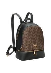 Zwarte en bruine rugzak met een gevarieerd patroon en een gestructureerde afwerking, gouden details en dubbele ritsen. Gebogen vorm met verstelbare schouderbanden.