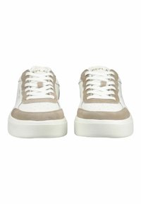 Paire de baskets blanches et beiges décontractées avec des lacets blancs et des semelles épaisses en caoutchouc, vues de face sur fond blanc.