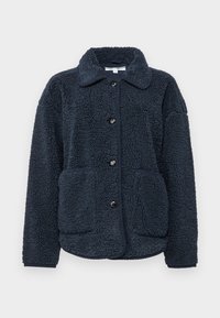 Granatowa polarowa kurtka z kołnierzykiem, czterema guzikami i dwiema przednimi kieszeniami. Teksturowany, miękki materiał z luźnym krojem.