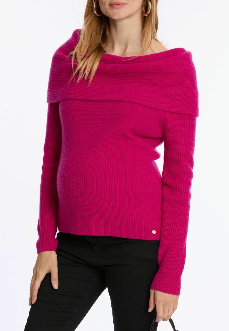 Fuchsia Rippstrickpullover mit einem schulterfreien Design, langen Ärmeln und einem kleinen goldenen Logoakzent am Saum.