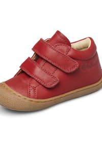 Scarpa in pelle rossa con due cinturini in Velcro, punta arrotondata e suola in gomma texturizzata color beige. Dettagli di cucitura visibili sulla tomaia.