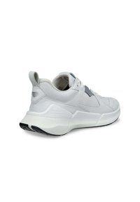 Baskets de sport blanches en cuir et mesh avec une accentuation grise, dessus texturé, semelle rembourrée et boucle de tirage au talon.
