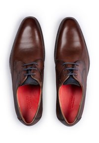 Chaussures en cuir marron avec une finition brillante, présentant un design classique à lacets, des accents bleus sur la languette et des semelles intérieures rouges.