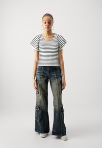 ONLY ONLLEELO STRIPE BACK V NECK - Triko s potiskem - eggnog/black
