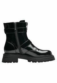 Botas de tobillo de charol negro con suela de goma gruesa, cierre de cremallera y dos correas horizontales en la parte superior para un detalle y diseño adicionales.