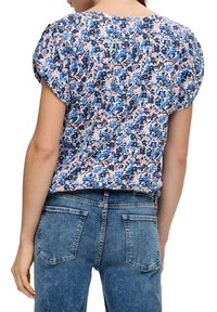Korte mouwen top met bloemenpatroon in tinten van blauw, roze en wit. Zachte, lichte stof met een relaxed fit en ronde halslijn.