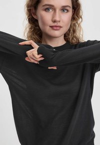 hessnatur REGULAR - Strickpullover - schwarz