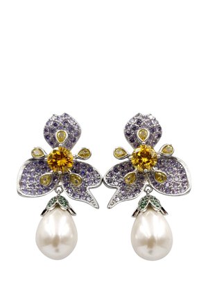 Blumenohrringe mit lila und gelben Edelsteinen, einem zentralen gelben Stein, akzentuiert mit kleinen grünen Details und großen weißen Perlen. 