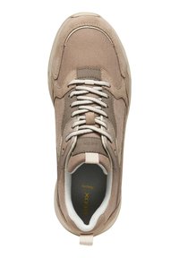 Sneaker marrone chiaro in materiale mesh e scamosciato, con punta rotonda, lacci a contrasto, interno imbottito e un anello sul tallone.