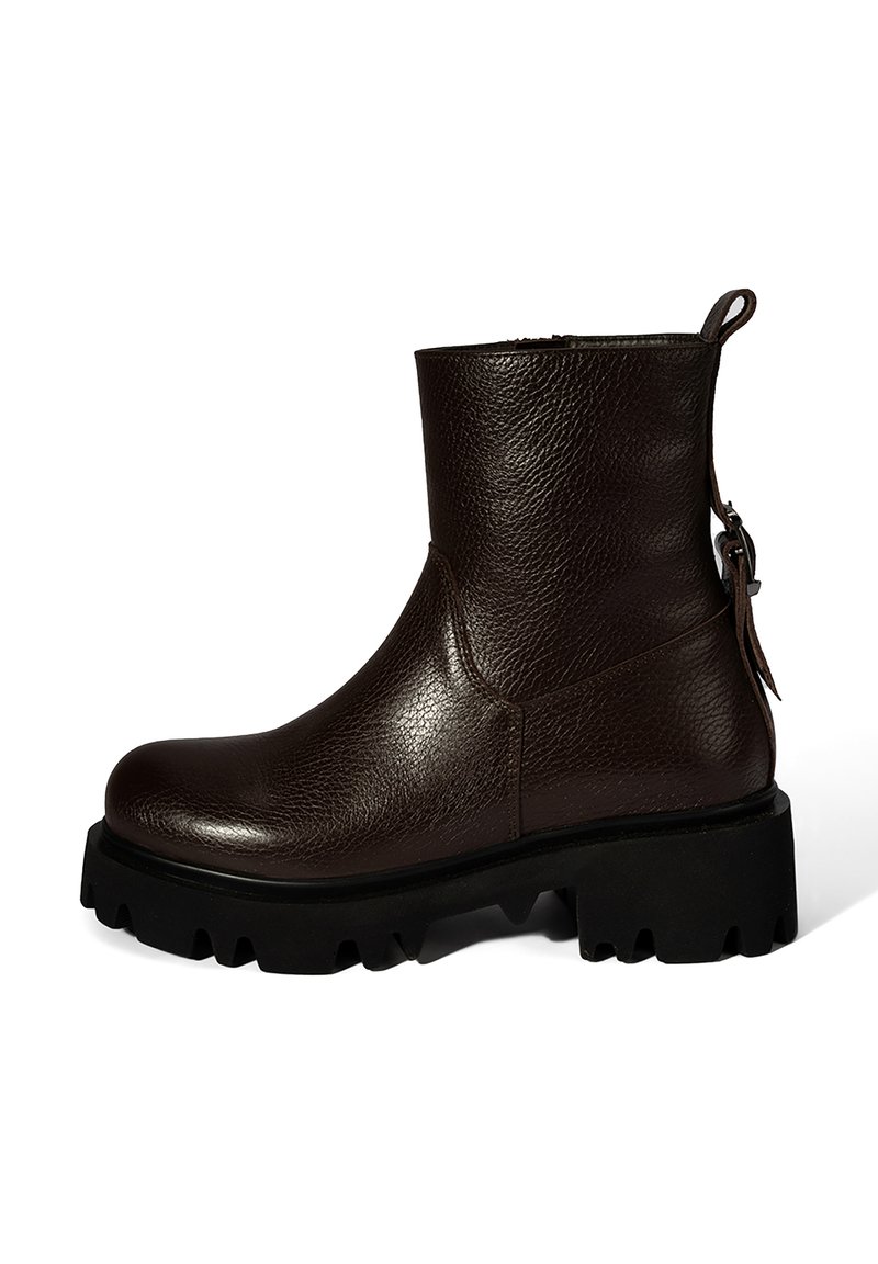 Bottines en cuir marron avec une finition texturée, une semelle épaisse noire et une languette à l'arrière. Empeigne lisse avec un minimum de détails de couture.
