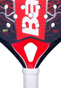Padel-Schläger mit einem schwarz-roten Design, einer strukturierten Oberfläche, mehreren Löchern und einem weißen Griff mit einem markierten Logo.
