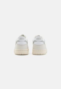 Nike Sportswear DUNK LOW UNISEX - Baskets basses - white/light silver/phantom