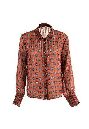 Blouse orange transparente avec un motif présentant des accents bleus et noirs, fermée par des boutons, avec un col classique. Manches longues.