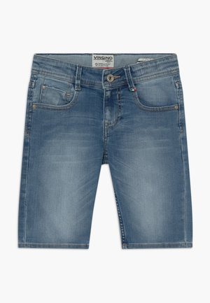 Blå denim knælange shorts med frontknap, bæltestropper og for- og møntlomme, lagt fladt på en hvid baggrund.