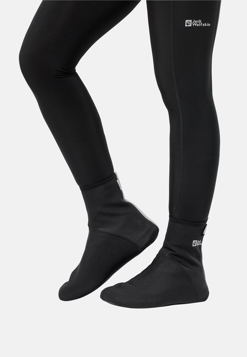 Calcetines impermeables negros con una textura suave, diseño ajustado y puños elásticos en los tobillos. Presentan un logo en el lateral y son adecuados para uso al aire libre.