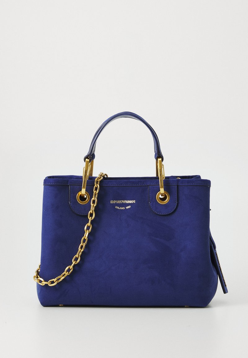 Mala Emporio Armani azul de camurça com corrente dourada, alças curtas e logotipo Milano 1981 na frente.
