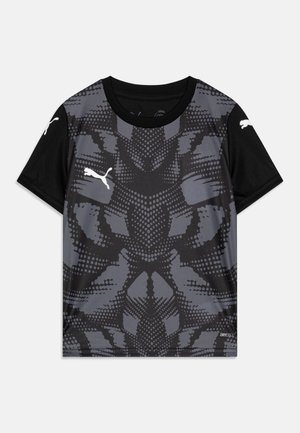 Camisa de manga corta en negro y gris con un patrón texturizado, que presenta un cuello redondo y logotipos blancos de Puma en las mangas. Fabricada con tejido que absorbe la humedad.