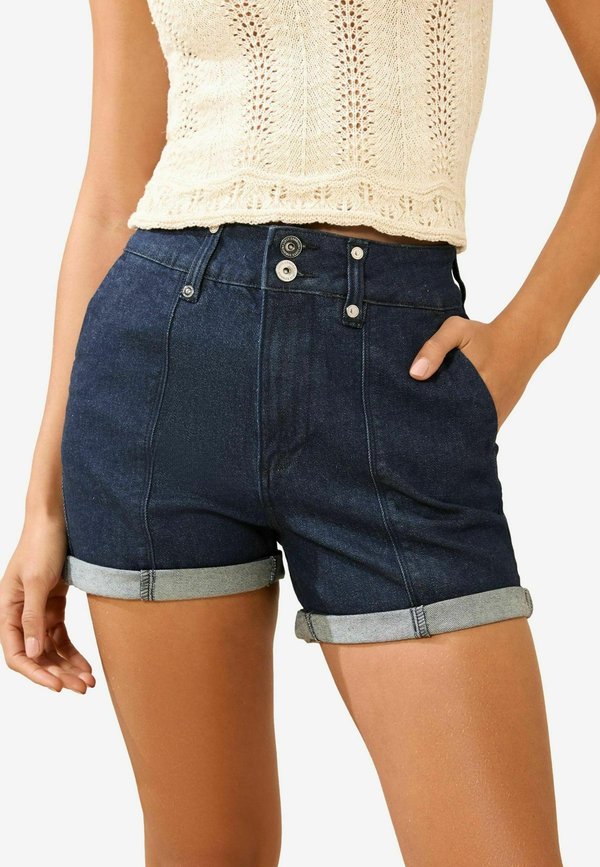 REGULAR FIT - DOUBLE BUTTON TURN UP - Jeans Shorts