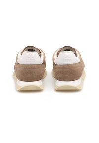 Sneakers Lloyd con una toma in suede marrone, dettagli in pelle bianca, forma arrotondata e una suola in gomma beige, dotate di un'area del tallone testurizzata.