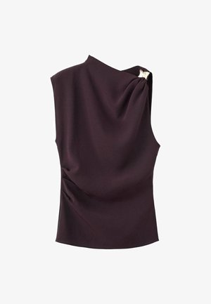 Mouwloze donkerpruime top met verzameld materiaal en een gouden gespdetail op één schouder.