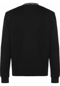 Černá mikina s kulatým výstřihem, s žebrovaným límcem a manžetami. Pohled zezadu ukazuje hladkou texturu a minimální detaily.