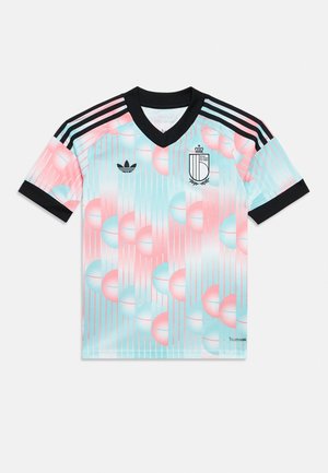 Kortermet sportstrøye med rosa og lyseblå geometriske mønstre, svart krage og ermekanter, Adidas-logo og Royal Belgian Football-emblem.