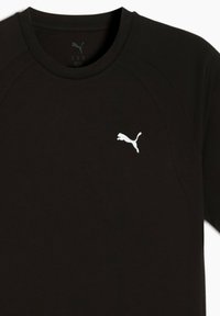 Sort atletisk T-shirt lavet af blødt stof med rund halsudskæring. Har et hvidt Puma-logo på venstre side af brystet.