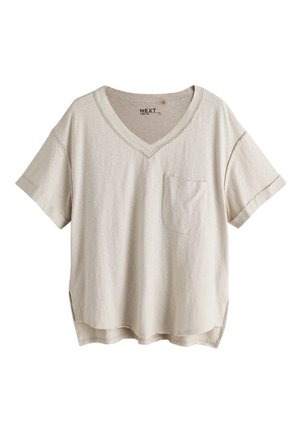 T-shirt beige a maniche corte con scollo a V, taschino sul petto e polsini arrotolati, orlo posteriore leggermente più lungo, vestibilità casual e rilassata.