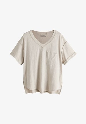 T-shirt beige a maniche corte con scollo a V, taschino sul petto e polsini arrotolati, orlo posteriore leggermente più lungo, vestibilità casual e rilassata.