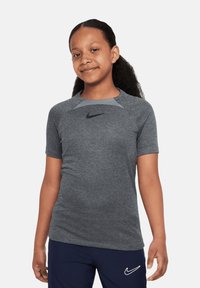 Nike graues Kurzarmshirt mit rundem Halsausschnitt, strukturiertem Stoff, dezenten Nahtdetails und kleinem schwarzem Logo auf der Brust.