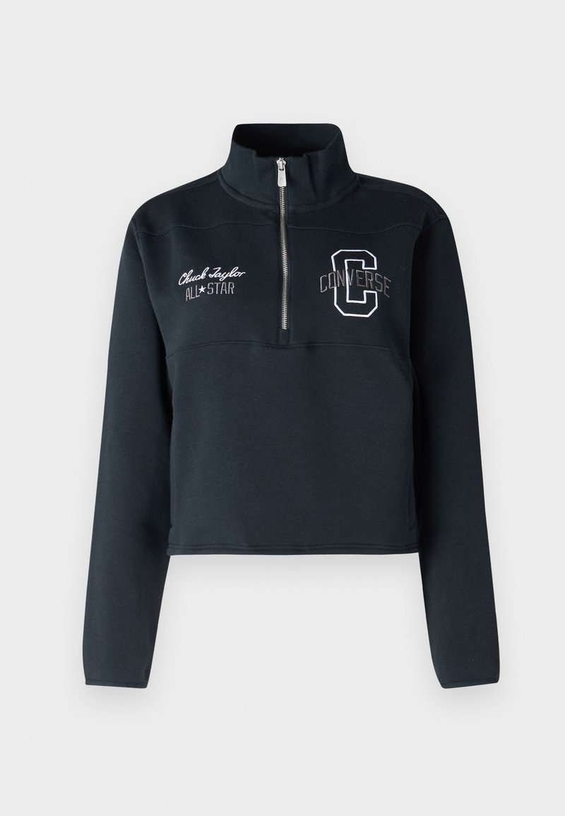 Sweatshirt noir court avec col haut, demi-zip, et logos brodés en blanc "Chuck Taylor" et "CONVERSE" sur le devant.