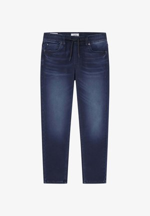 Jeans de mezclilla con un lavado azul oscuro, con cintura ajustable, cinco bolsillos y un ligero desgaste en los muslos para dar textura.