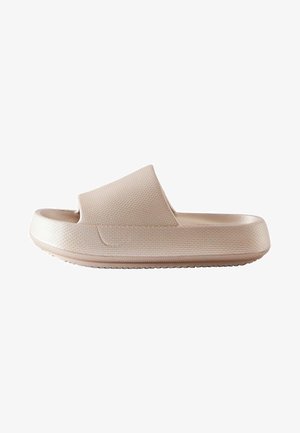 Beige slip-on sandal med tekstureret, vævet overdel, polstret fodseng og en rillede ydersål for greb. Enkel, minimalistisk design.