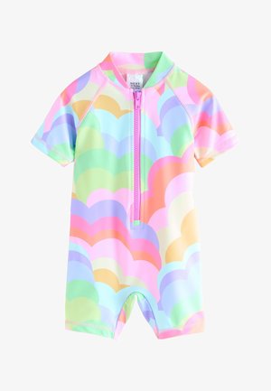 Krótki kombinezon dla niemowląt z krótkim rękawem i zamkiem z przodu, ozdobiony pastelowym wielokolorowym wzorem muszelek w odcieniach różu, zieleni, niebieskiego, fioletu i pomarańczu.