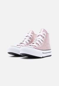 Ζευγάρι λαμπερά ροζ παπούτσια υψηλής κορυφής με ροζ λαμπερά στοιχεία, λευκά κορδόνια και παχιά λευκή σόλα από καουτσούκ σε απλό λευκό φόντο.