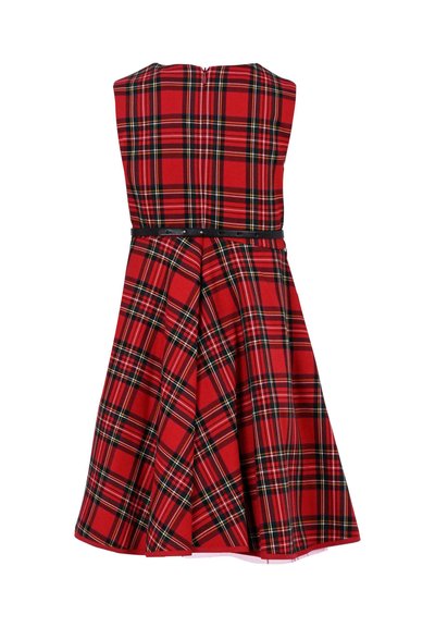 Rode mouwloze geruite jurk met zwarte, witte en gele strepen, uitlopende rok en een dunne zwarte riem op de taille, gezien vanuit de achterkant.