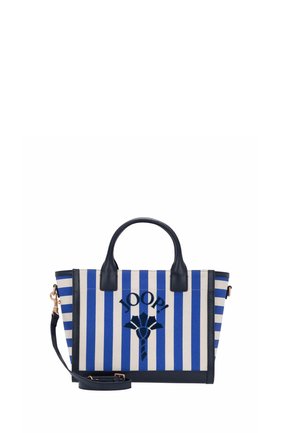 Blau-weiß vertikal gestreifte Handtasche mit schwarzen Griffen, Schulterriemen und einem schwarzen Blumenlogo mit der Aufschrift „JOOP!“ vorne.