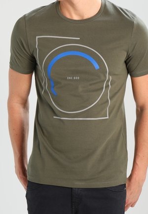 Oliwkowa bawełniana koszulka z okrągłym wzorem graficznym w kolorach niebieskim i szarym, z okrągłym dekoltem, krótkimi rękawami i dopasowanym krojem.