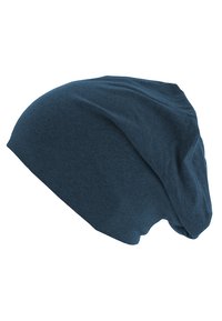 Căciulă slouchy dintr-un material moale, de culoare albastru închis, cu pliuri vizibile, prezentată pe un fundal alb.