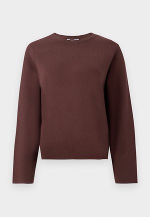 Brauner, langärmliger Strickpullover mit Rundhalsausschnitt und geripptem Kragen, flach auf einem schlichten hellen Hintergrund präsentiert.