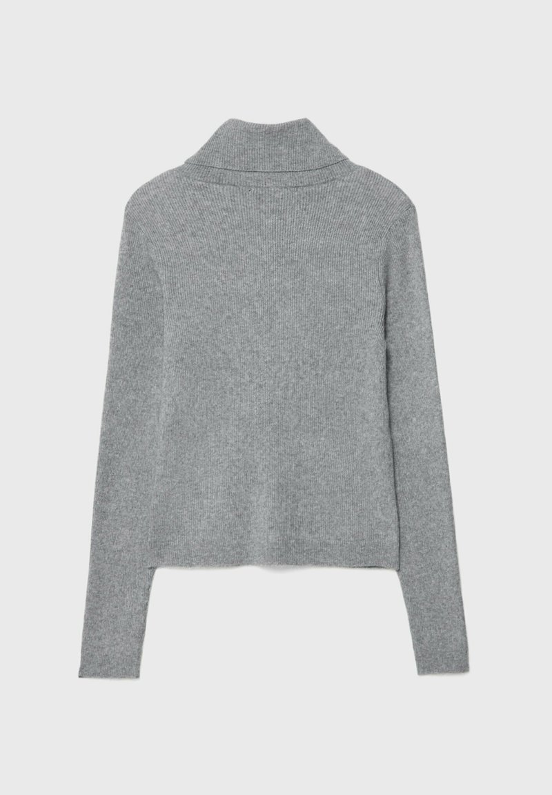 Grau gestrickter Pullover mit hohem Kragen, langen Ärmeln und lässiger Passform. Besitzt eine gerippte Textur und einen verkürzten Saum.