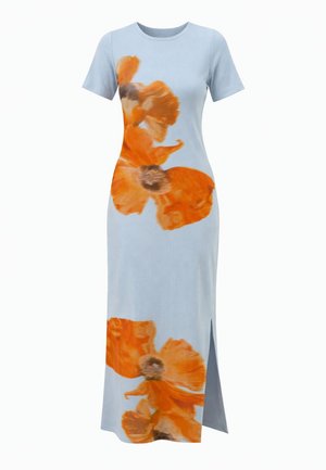 Robe maxi bleu clair à manches courtes avec grand imprimé floral orange et fente latérale.