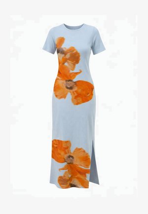 Lichtblauwe maxi-jurk met korte mouwen, grote oranje bloemenprint en een zijsplit.