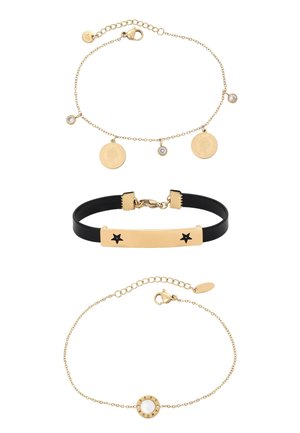 Trzy bransoletki: złoty łańcuszek z monetami i kryształami, czarna opaska z złotą gwiazdką, delikatny złoty łańcuszek z okrągłym wisiorkiem LOVE.