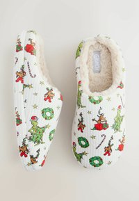 Pantofole bianche con foderato in pile, decorate con un motivo festivo di personaggi, ghirlande e bastoncini di zucchero. Texture morbida e design chiuso.